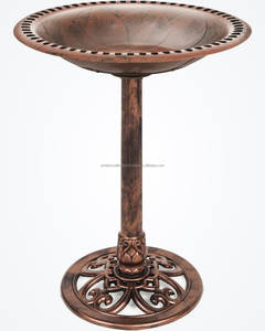 Bain d'oiseaux élégant en métal artisanal pour la décoration de jardin, créant un espace propice aux oiseaux avec une base robuste et un revêtement résistant à la rouille. - Product Image 4