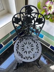 Ensemble de chaises de jardin en fer de style victorien KHP, résistant aux intempéries, avec motif floral, conçu pour une personne - Product Image 3