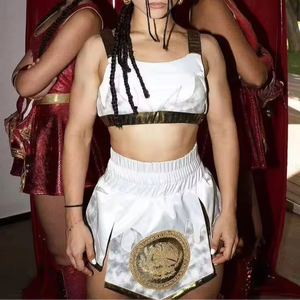 Ensemble d'uniformes de boxe personnalisés pour femmes - Soutien-gorge de sport blanc et doré, short style jupe, option devant ouvert, séchage rapide, respirant, MMA Muay Thai - Product Image 1