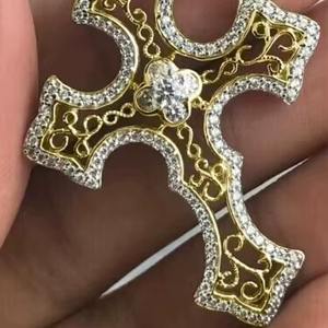 Colgante Clásico de Plata de Ley Bañada en Oro con Micro Cruz de Diamantes y Letra, con Dije de Diamantes para Fiestas - Product Image 1