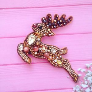 Broche Bordado a Mano con Cuentas para un Estilo Moderno, Pin de Lujo Hecho a Mano con Diseño de Bordado Intrincado - Product Image 1