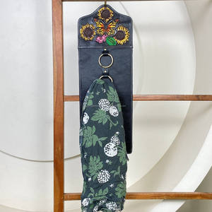 Organizador de Bufandas de Cuero Repujado Artesanal con Diseño de Mariposa, Soporte Colgante de 5 Anillos para Bufandas, Accesorio de Armario Estilo Western - Product Image 4