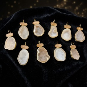 Colgante de Geoda de Cristal Natural de Alta Calidad con Gema Ojo de Gato Melocotón y Baño de Oro de 18k para Fabricación de Joyería DIY - Product Image 6