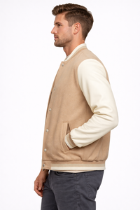 Chaqueta Bomber Varsity Beige Premium para Hombre, Estilo Clásico Letterman con Mangas en Contraste, Cuerpo de Mezcla de Lana Suave y Cuello Liso - Product Image 2