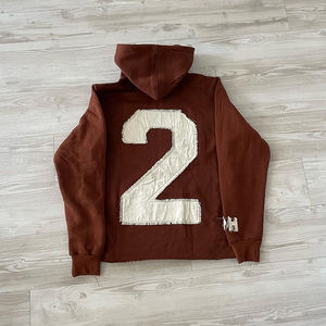 Ensemble de survêtement marron pour homme avec sweat à capuche brodé et appliqué numéroté, pantalon de survêtement large en molleton de coton, style streetwear - Product Image 3