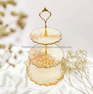 Support à gâteau moderne en forme de pilier en résine pour les mariages et les occasions spéciales - Product Image 1