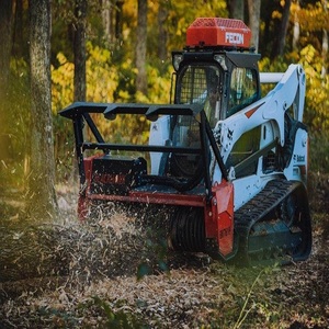 Bobcat hydraulique robuste avec attache de broyage forestier pour la débroussaillage de la végétation dense et le défrichement des terres - Product Image 1