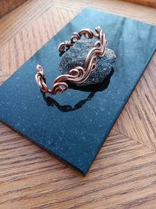 Pulsera de Cobre Hecha a Mano con Diseño de Ondas, Elegante Joyería Art Nouveau, Pulsera Pequeña para Mujer, Brazalete de Cobre Puro - Product Image 6