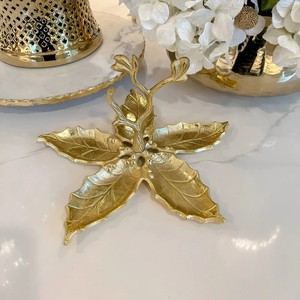 Plateau décoratif en métal finition or en forme de feuille avec centre de table cerf et arbre pour la décoration intérieure et la présentation sur table - Product Image 5