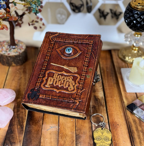 Livre de sorts en cuir Hocus Pocus - Grimoire 3D avec œil - Journal en papier vintage à bords festonnés - Product Image 1