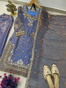 Élégant ensemble Salwar pakistanais bleu acier avec broderies argentées lourdes et dupatta en tulle de créateur, tenue de fête haut de gamme complète - Product Image 5