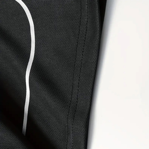 Vêtements de sport à séchage rapide pour la course à pied, la gym, le fitness en plein air, ensemble t-shirt et short de compression par AMAZING INDUSTRIES - Product Image 4