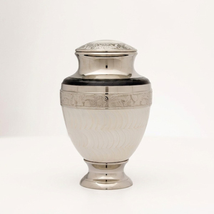 Urne funéraire artisanale en laiton blanc nacré pour cendres humaines, urne commémorative pour adulte avec gravure argentée complexe et couvercle - Product Image 2