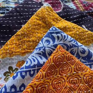 Serviette Kantha en coton faite à la main, imprimée de motifs floraux, style indien, textile décoratif pour usage intérieur - Product Image 1