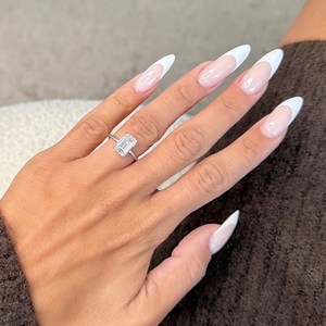 Anillo de Compromiso con Diamante Cultivado en Laboratorio, Corte Esmeralda de 3 Quilates, Oro Blanco de 14k, Solitario con Halo Oculto, Certificado IGI - Product Image 3