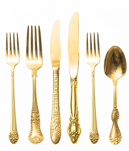 Elegante juego de cubiertos dorados con mangos ornamentados, utensilios metálicos resistentes al óxido con acabado de alto brillo para cenas de boda. - Product Image 1