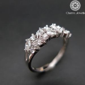 Bague de fiançailles en argent 925 pour femme Charm Jewells, moissanite taille coussin, sertie à griffes, motif floral classique, certifiée IGI - Product Image 6