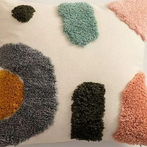 Coussin décoratif géométrique tufté carré style bohème avec broderie et pompons, design multicolore - Product Image 4