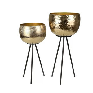 Juego de 2 macetas modernas de metal dorado martillado con soportes de trípode negros, macetero decorativo de hierro para plantas de interior y exterior. - Product Image 1