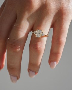 Bague à trois pierres en diamant taille radiant de haute qualité, cultivé en laboratoire, 2,00 carats, avec or jaune 18 carats, cadeau de fiançailles ou de promesse pour la mariée - Product Image 5