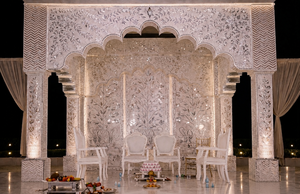 Mandap con temática de espejos en tendencia para bodas fusionales, decoración de mandap con espejos estilo Mehrab de primera calidad, conjunto de telón de fondo de escenario para bodas de alta gama - Product Image 5