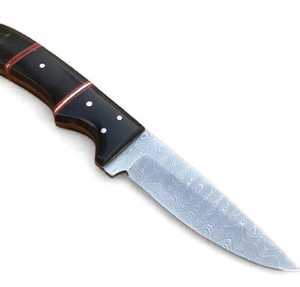 Couteau utilitaire d'extérieur en acier Damas fait main sur mesure avec manche en composite noir et accent cramoisi - Product Image 4