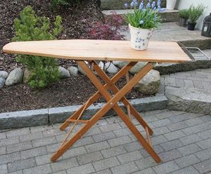 Mesa de planchar decorativa de madera que combina la artesanía tradicional con la funcionalidad práctica para el cuarto de lavado - Product Image 1