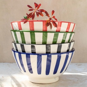 Bol à fruits en céramique artisanale avec finition à rayures rouges vibrantes, forme ronde profonde et allure élégante pour comptoir - Product Image 4