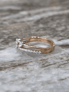 Bague de mariage de luxe pour femme en or blanc avec diamant de laboratoire 0,41 ct taille marquise, sertie en grappe avec bande croisée et pavé - Product Image 2