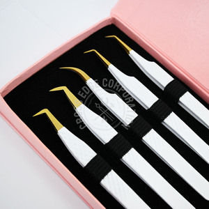 Pinzas de pestañas de 90 grados de acero inoxidable con punta dorada y color blanco personalizadas, punta de fibra, aislamiento de peso ligero, material sostenible - Product Image 1