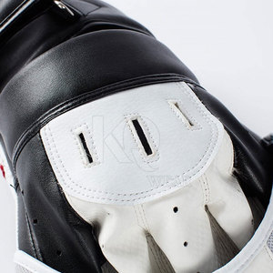 Almohadillas de espuma de alta densidad diseñadas para ejercicios de golpeo precisos y sesiones intensas de práctica de boxeo - Product Image 3