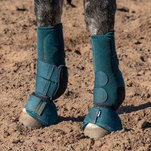Protège-jambes en néoprène bleu sarcelle pour chevaux avec semelle antidérapante hexagonale et fermeture auto-agrippante - Product Image 5