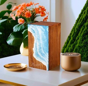 Urne funéraire artisanale en bois de rose avec résine rose : Boîte commémorative - Product Image 2