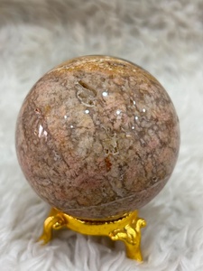 Sphère polie en agate fleurie de couleur rose blush, avec motifs de plumes délicats, accents laiteux, forme arrondie et d'une esthétique artistique. - Product Image 4