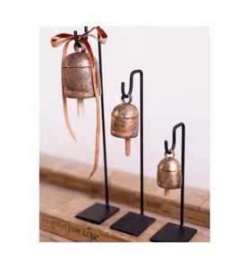 Elegante Campana Navideña de Metal, Decoración Colgante para Fiestas de Invierno - Product Image 1