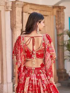 Conjunto de Lehenga Rojo de Seda Chinnon con Blusa Bordada y Dupatta de Chifón, Estilo Bollywood para Fiestas y Celebraciones - Product Image 4
