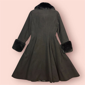 Manteau évasé noir pour femmes avec col et poignets en fausse fourrure, style gothique vintage, tailles personnalisées OEM ODM - Product Image 3
