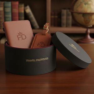 ชุดของขวัญสำหรับการเดินทาง ประกอบด้วยซองใส่บัตรเครดิตและพาสปอร์ตหนังเทียมพร้อมโลโก้ธุรกิจแบบกำหนดเอง และป้ายติดกระเป๋าเดินทาง - Product Image 3