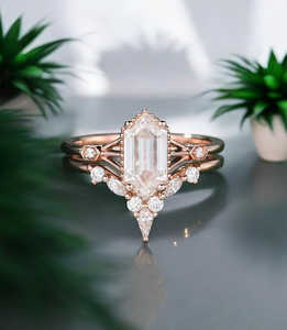 Anillo de Compromiso con Diamante Cultivado en Laboratorio con Corte Hexagonal, Conjunto de Anillos de Boda Chevron, Conjunto Nupcial Geométrico Vintage, Anillo de Diamantes Art Deco - Product Image 2