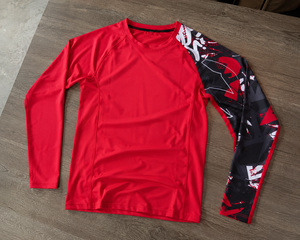T-shirt de compression haute qualité pour homme, séchage rapide, sportif, logo personnalisable, sublimation, imprimé rouge contrastant, col rond, protection anti-UV, vêtement de sport - Product Image 6
