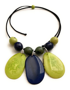 Collier statement en résine fait main pour femmes, style romantique, design tendance pour les mariages - Product Image 1