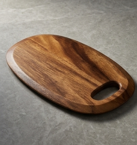 Planche à découper ovale en bois de manguier teinté noyer avec poignée intégrée - Product Image 1