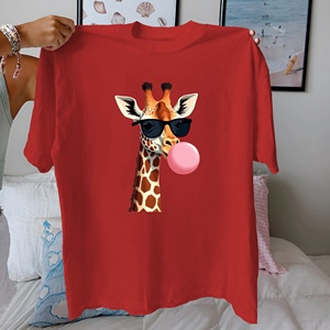 Camiseta de mujer de algodón puro con chicle Rosa soplado de jirafa ajuste cómodo - Product Image 3