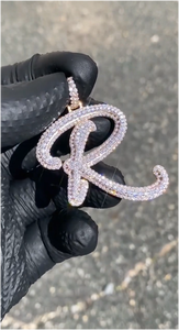 จี้เพชรโมอิสซาไนต์แบบสั่งทำสำหรับฮิปฮอป เงินแท้ 925 คุณภาพ VVS ประดับเพชรโมอิสซาไนต์เต็มตัว ดีไซน์ตัวอักษรแฟชั่น - Product Image 2