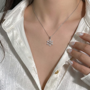 Pendentifs de Noël en forme de flocon de neige, prix d'usine, or blanc 18 carats, diamant naturel à 100%, coupe brillante classique, charme fin - Product Image 2