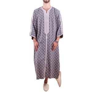 Robe islamique de style moderne de haute qualité pour hommes avec logo personnalisé au design royal unique brodé sur la poitrine avant - Product Image 4