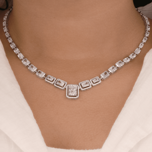 สร้อยคอเพชรเทียมทรงเรเดียนท์คัทระดับพรีเมียม ทองคำขาว ดีไซน์หรูหราสำหรับงานแต่งงานและงานเลี้ยง  เครื่องประดับชั้นดี - Product Image 3