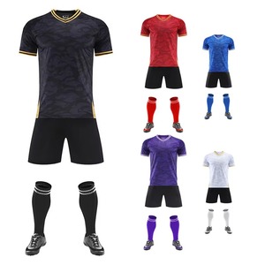 Ensemble de maillot de football pour homme à rayures imprimées rouge et blanc, col en V, avec short noir et chaussettes, en polyester respirant, coupe athlétique toutes saisons - Product Image 6