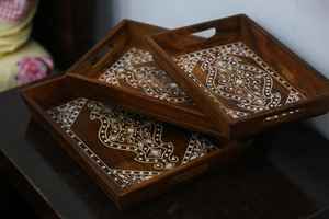 Ensemble de plateaux en bois rustique : Plateaux de service en sheesham faits à la main avec bords sculptés - Product Image 2