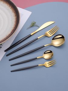 Ensemble de couverts et de vaisselle ornementaux audacieux pour une mise en scène de table sophistiquée - Product Image 2